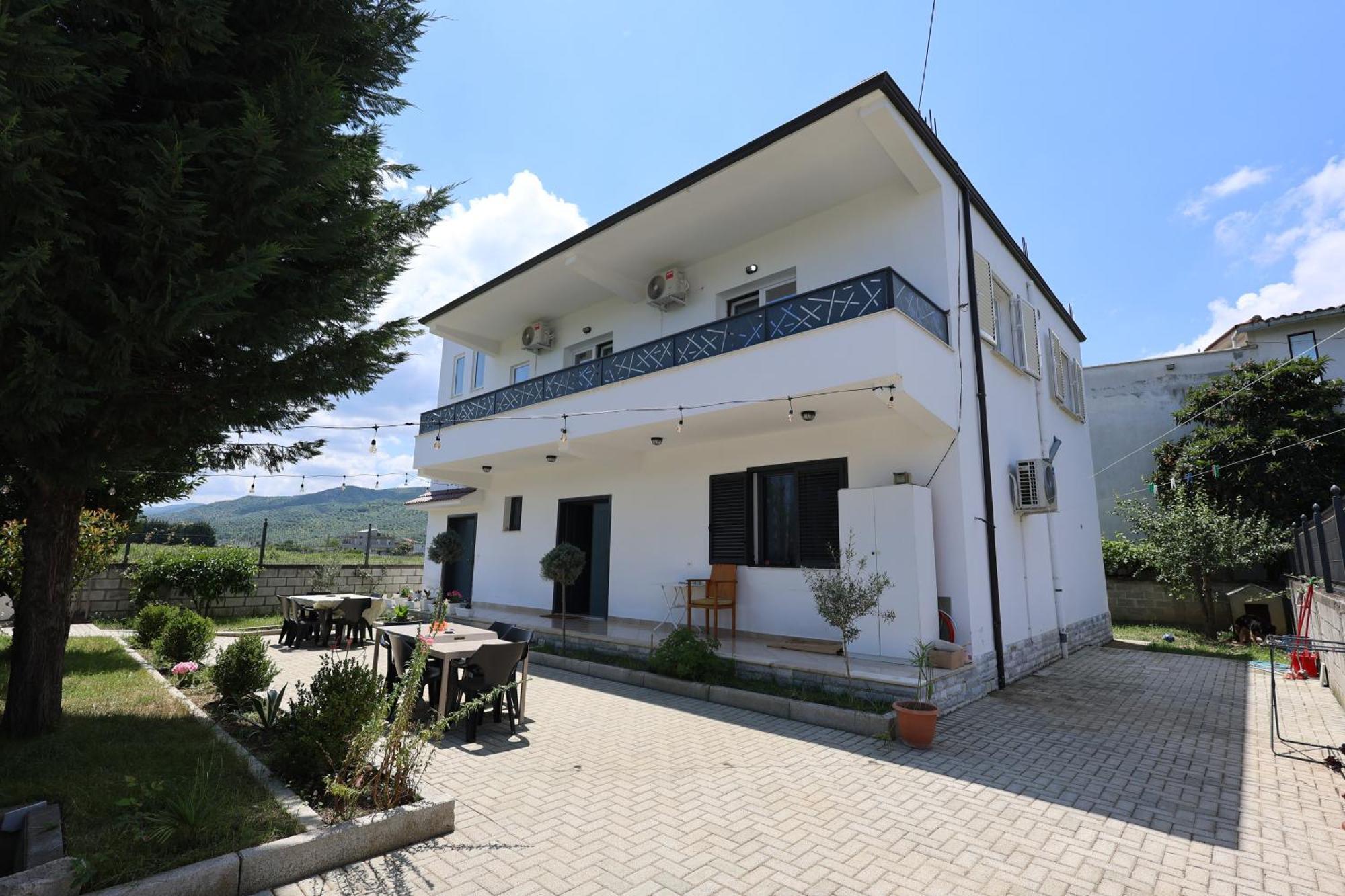 Baza Hostel - Swimming Pool Μπεράτ Εξωτερικό φωτογραφία