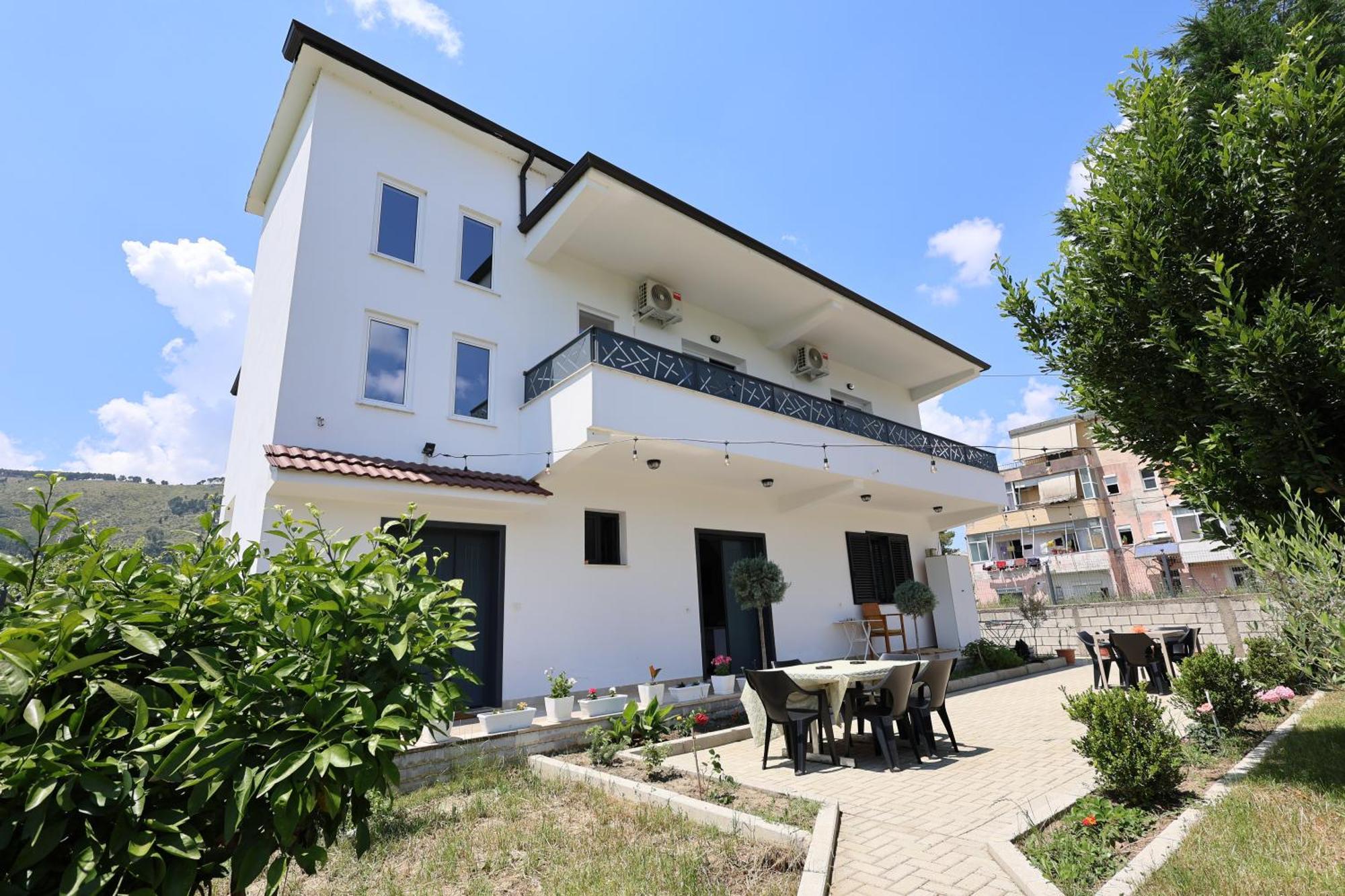 Baza Hostel - Swimming Pool Μπεράτ Εξωτερικό φωτογραφία