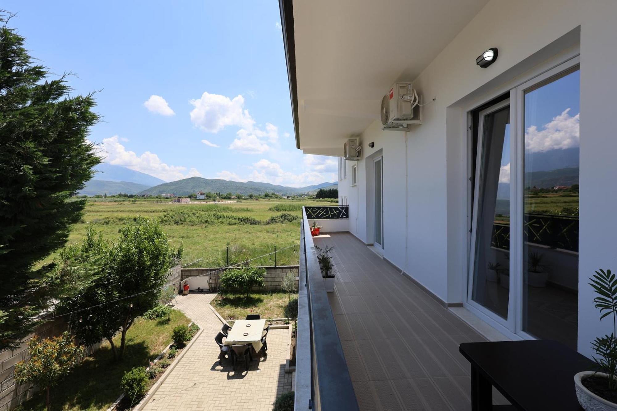 Baza Hostel - Swimming Pool Μπεράτ Εξωτερικό φωτογραφία