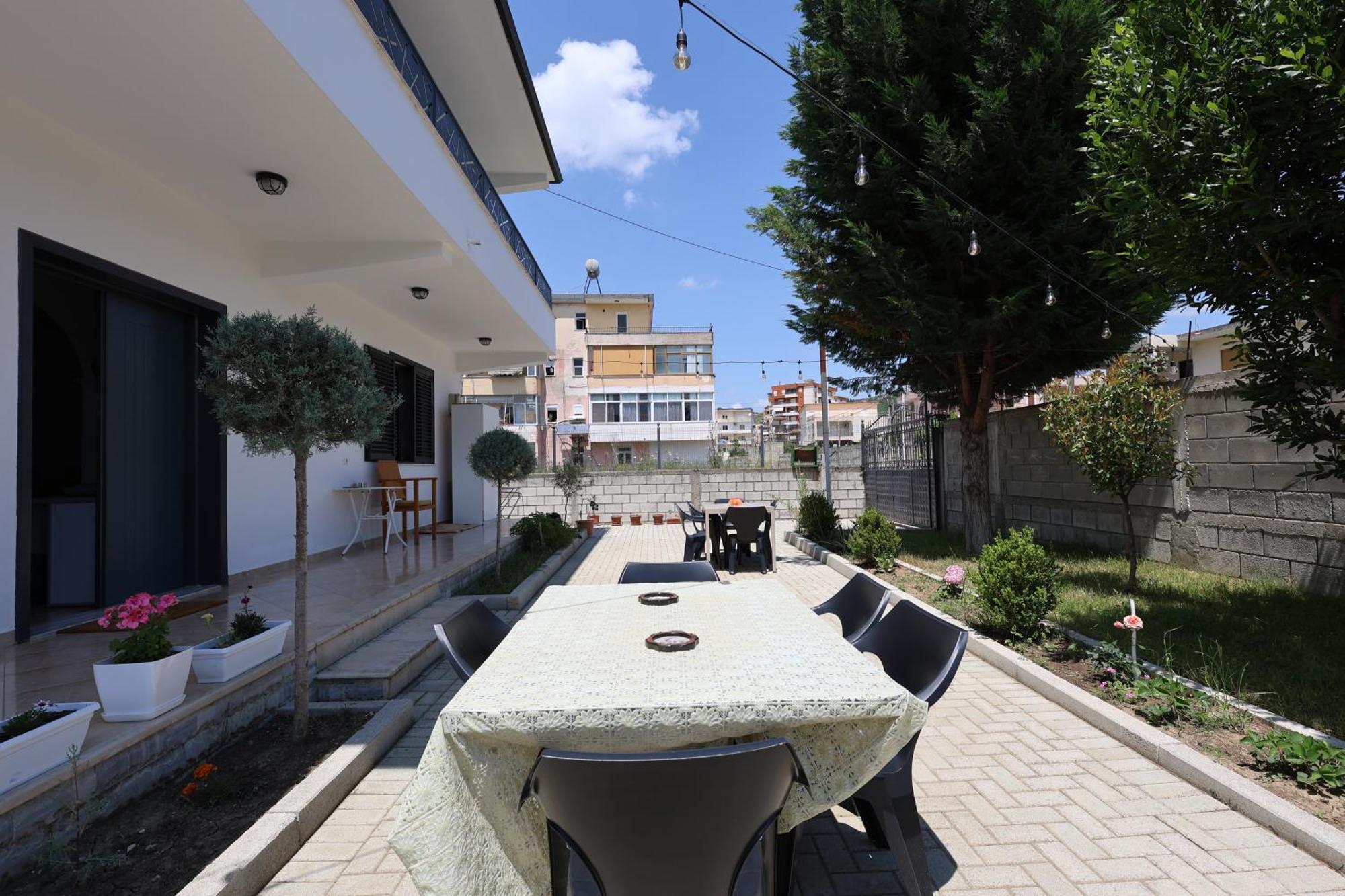 Baza Hostel - Swimming Pool Μπεράτ Εξωτερικό φωτογραφία