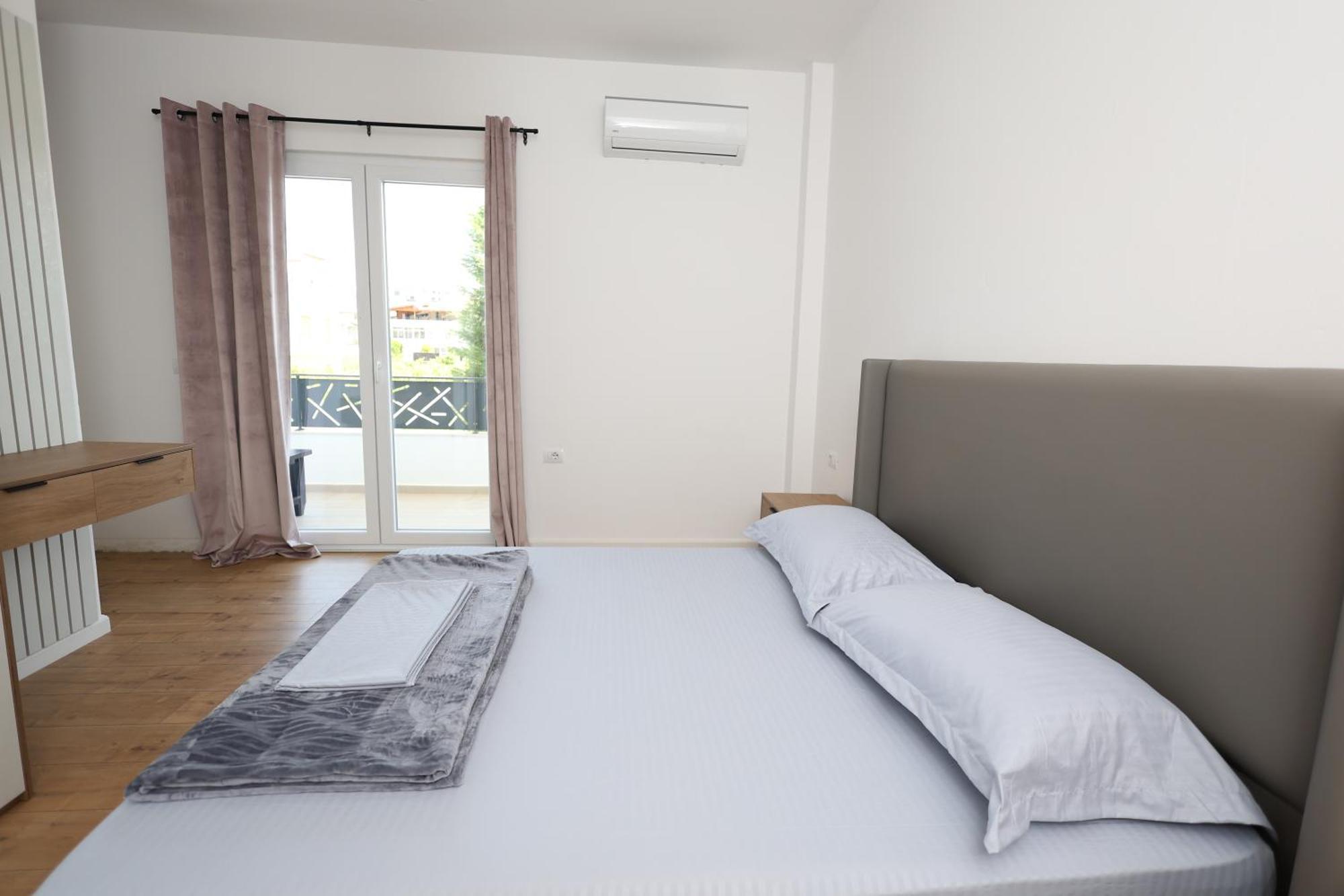 Baza Hostel - Swimming Pool Μπεράτ Εξωτερικό φωτογραφία