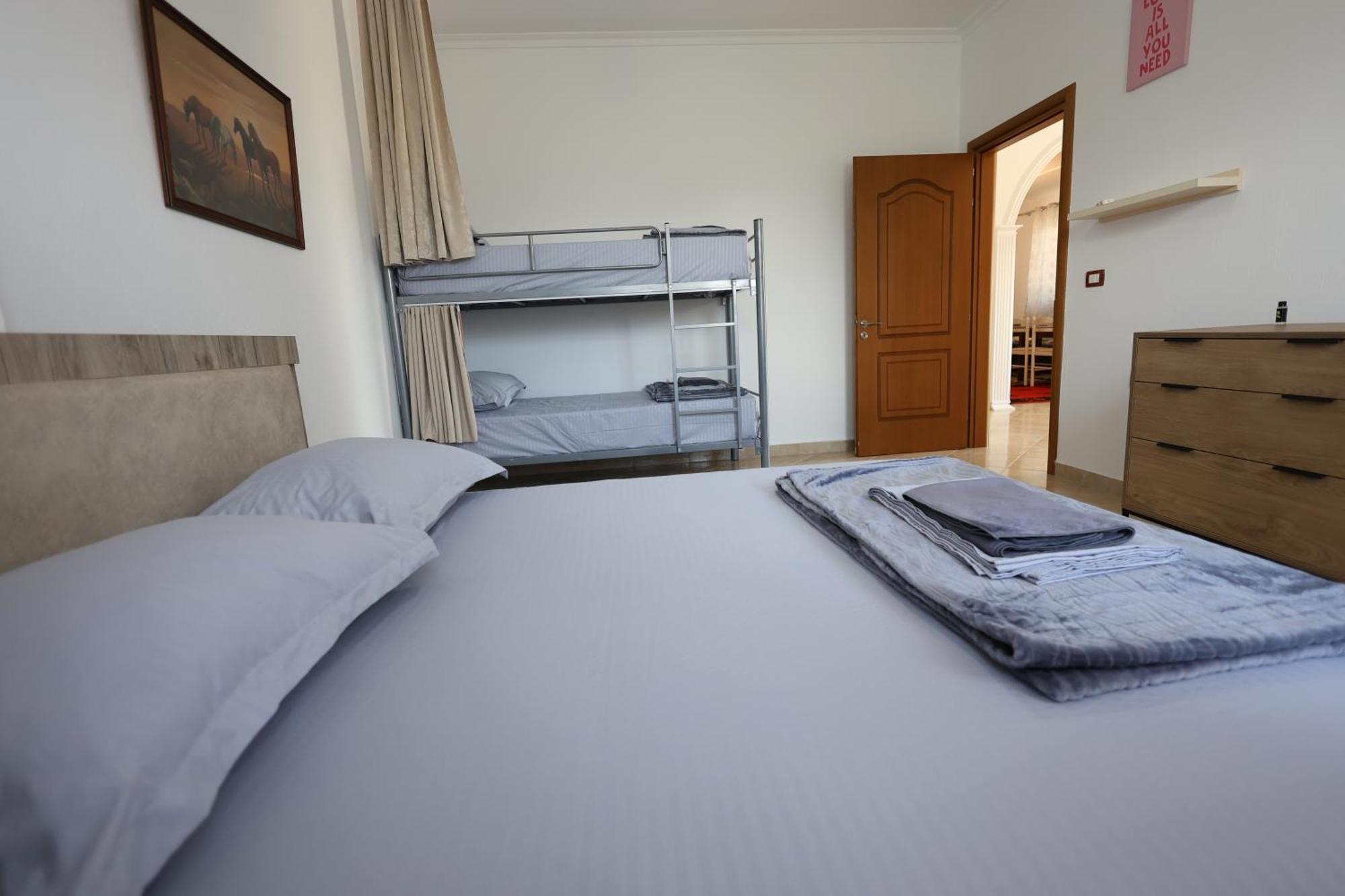 Baza Hostel - Swimming Pool Μπεράτ Εξωτερικό φωτογραφία