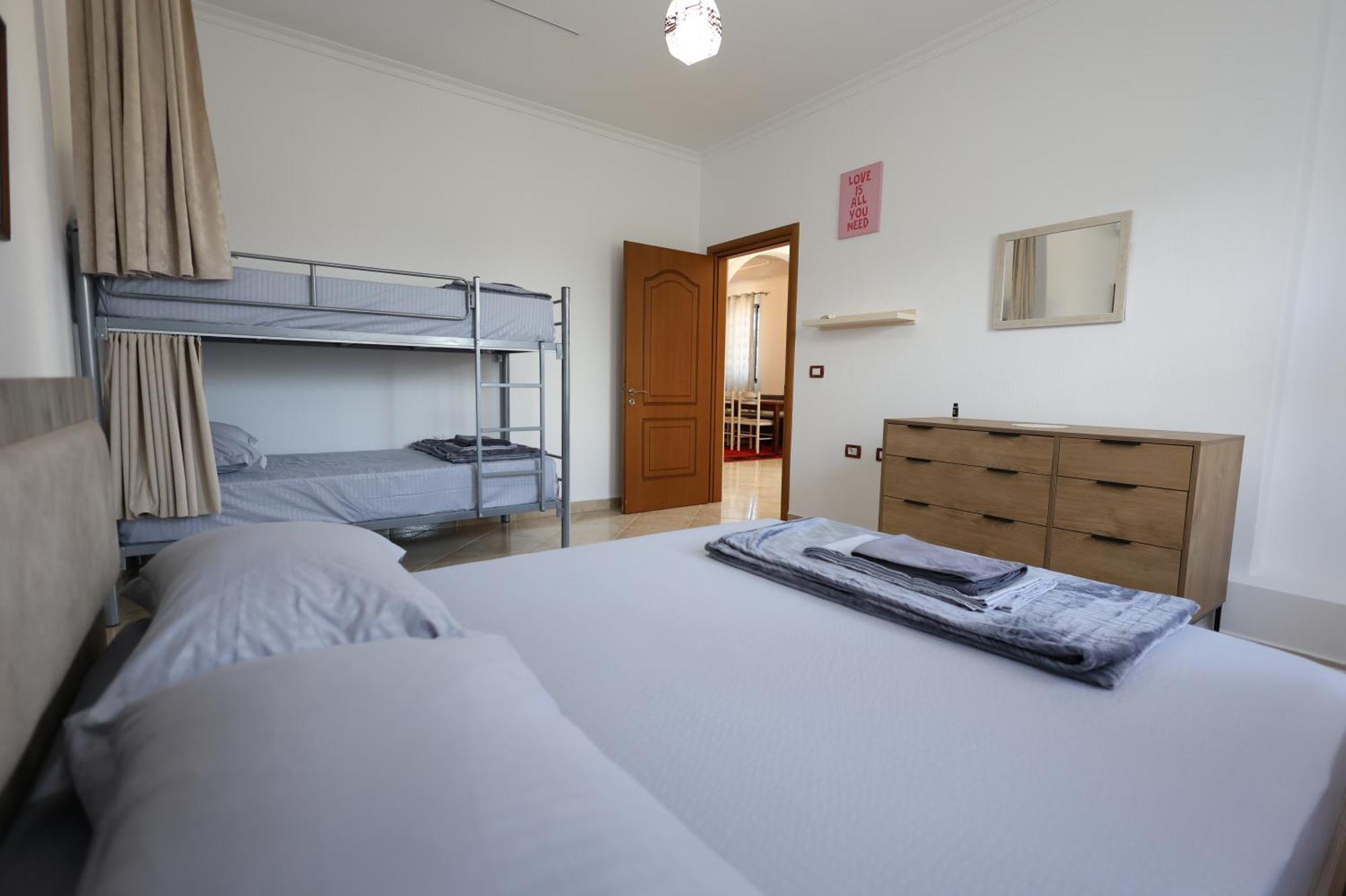 Baza Hostel - Swimming Pool Μπεράτ Εξωτερικό φωτογραφία