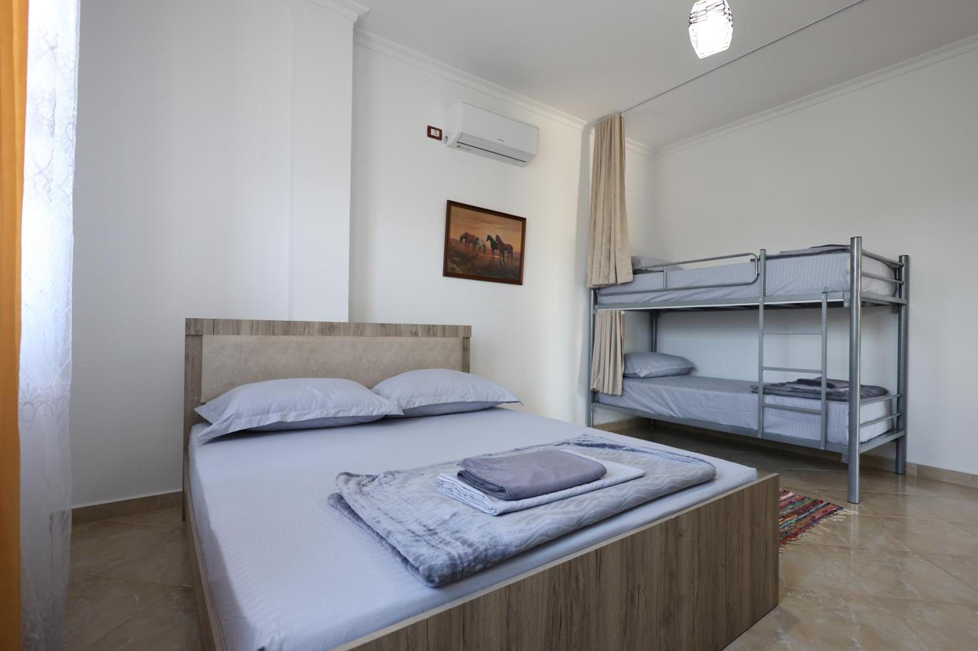 Baza Hostel - Swimming Pool Μπεράτ Εξωτερικό φωτογραφία