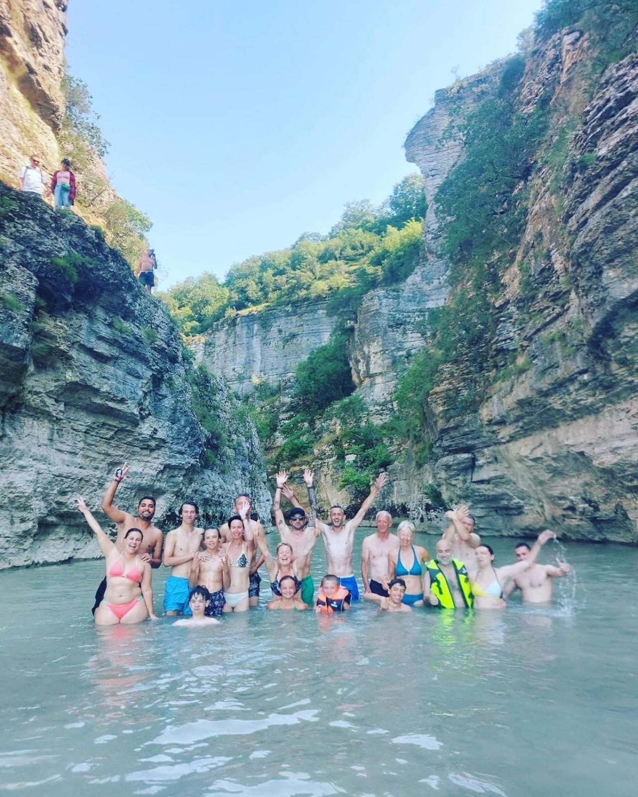 Baza Hostel - Swimming Pool Μπεράτ Εξωτερικό φωτογραφία